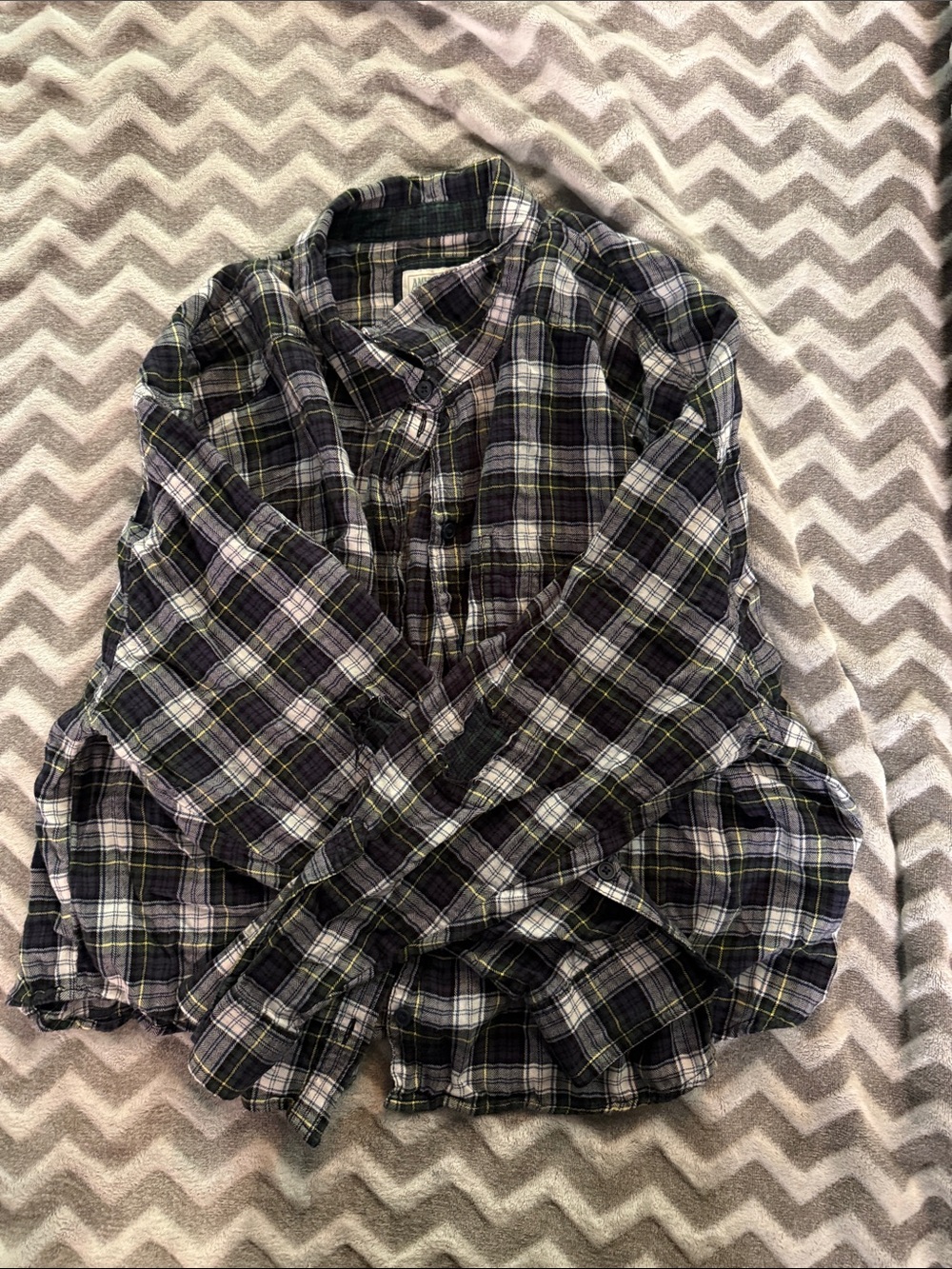 Women’s Cropped Plaid Button-Up Shirt (Dark Green, Navy Blue)